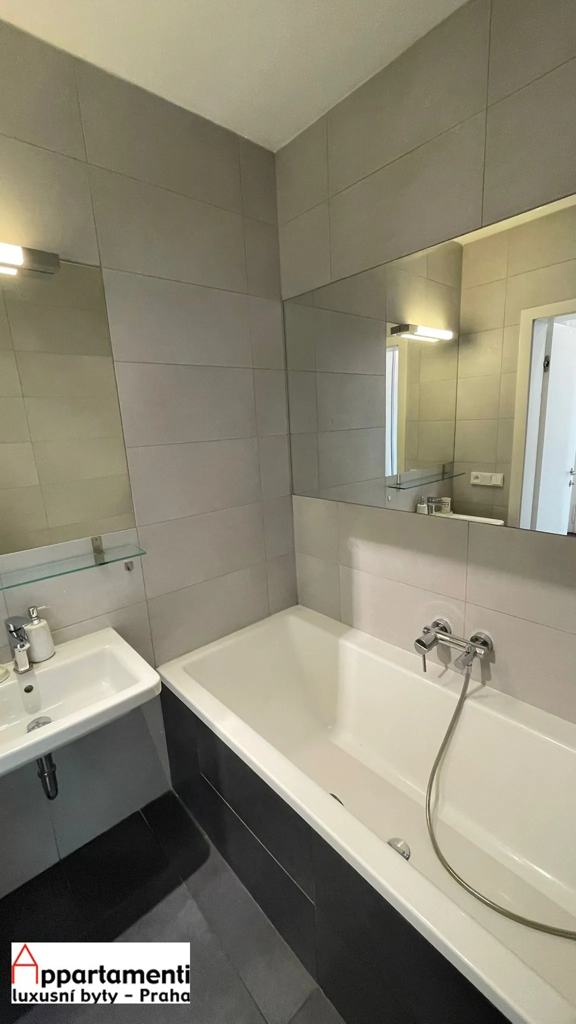 Pronájem krásného částečně zařízeného bytu 3+kk, 86m2 na Praze 7.