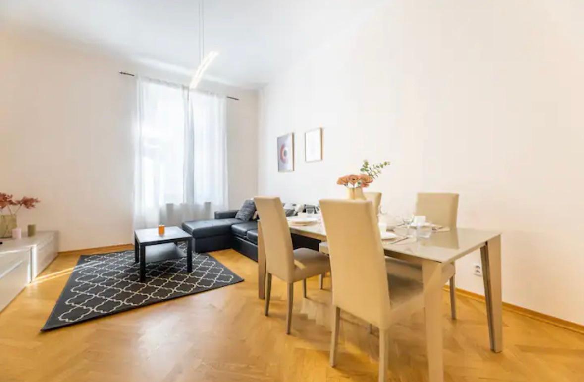 We offer for rent a spacious 3+1, 100m2 apartment in Old Town, Prague 1