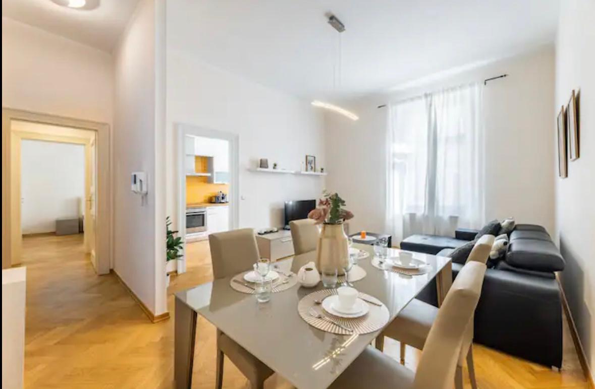 We offer for rent a spacious 3+1, 100m2 apartment in Old Town, Prague 1