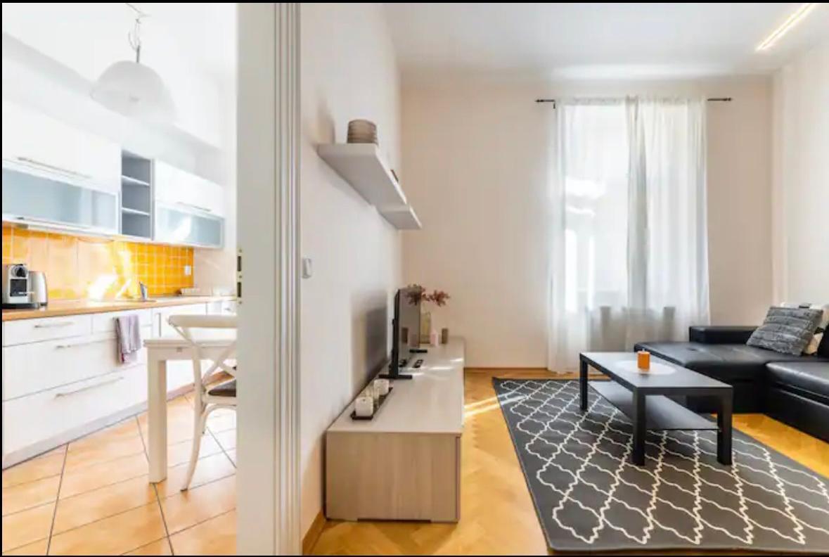 We offer for rent a spacious 3+1, 100m2 apartment in Old Town, Prague 1