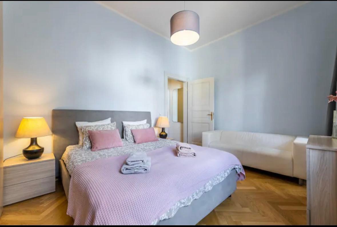 We offer for rent a spacious 3+1, 100m2 apartment in Old Town, Prague 1