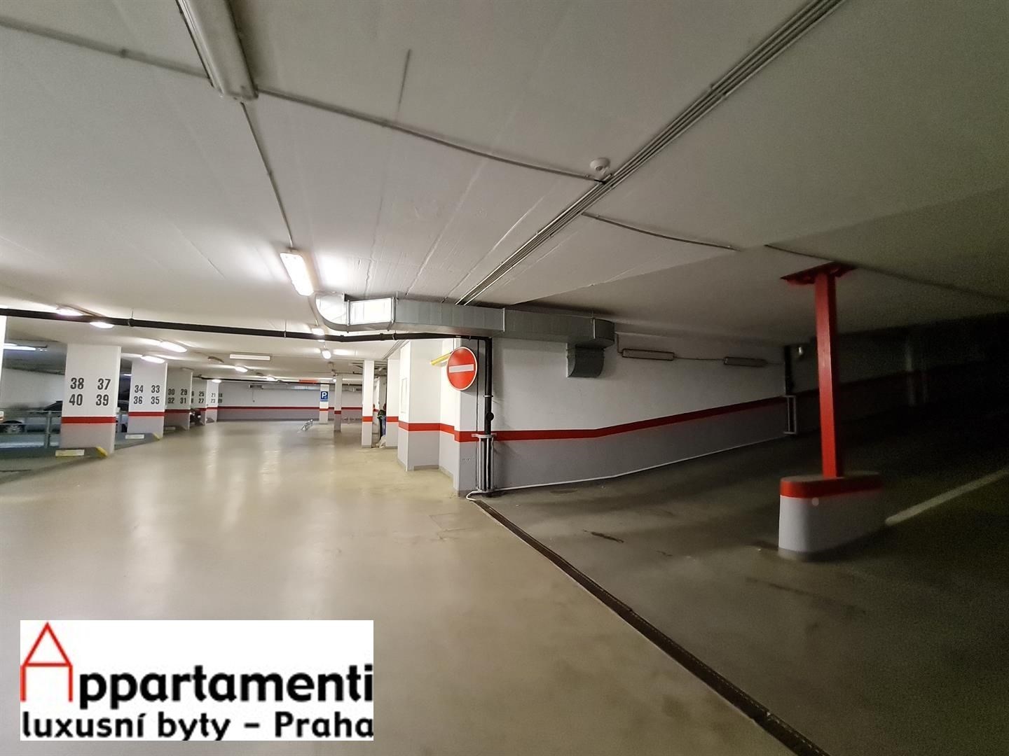 Affittasi posto machina - impilatore di parcheggio a Praga 5