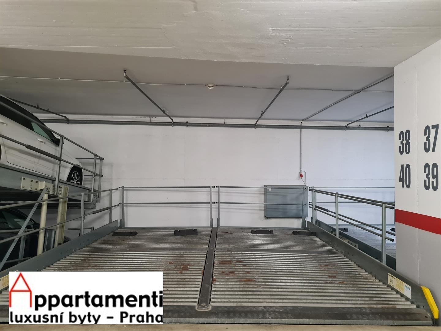 Affittasi posto machina - impilatore di parcheggio a Praga 5