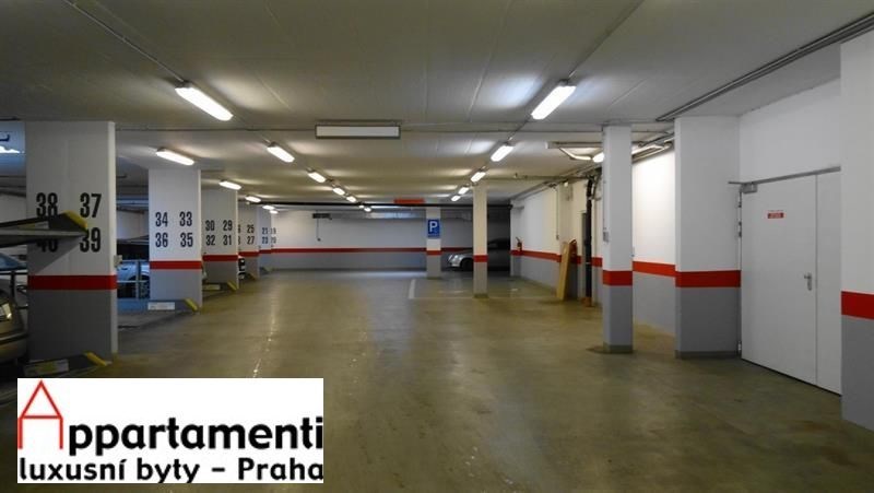 Affittasi posto machina - impilatore di parcheggio a Praga 5