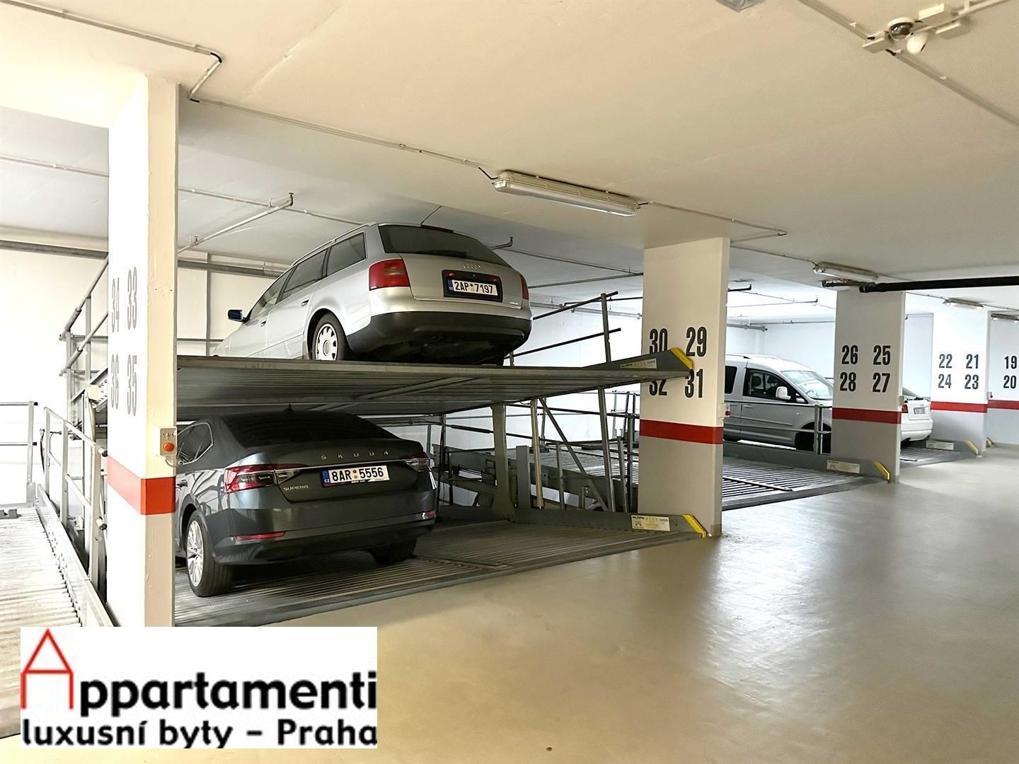 Affittasi posto machina - impilatore di parcheggio a Praga 5
