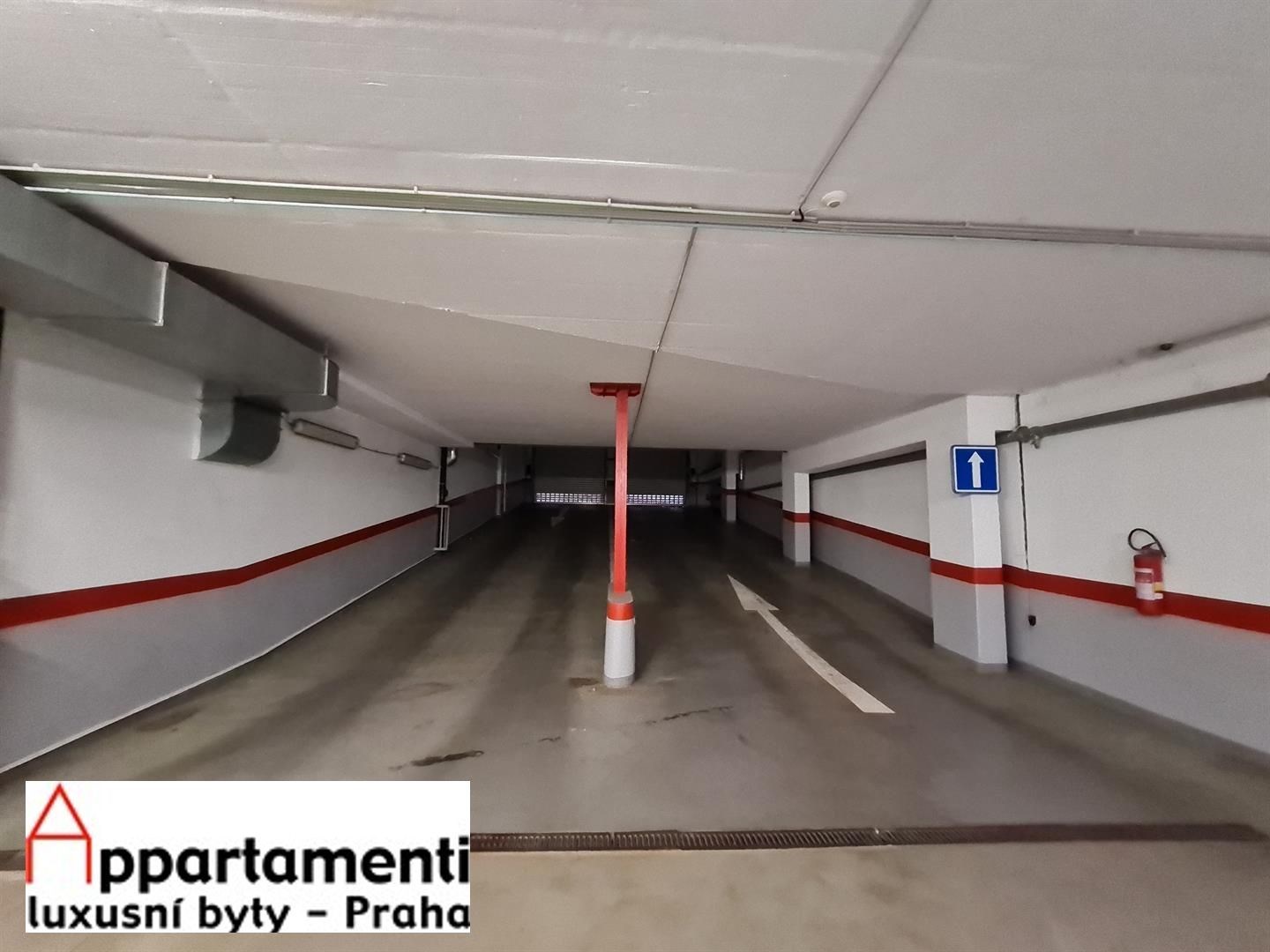 Affittasi posto machina - impilatore di parcheggio a Praga 5