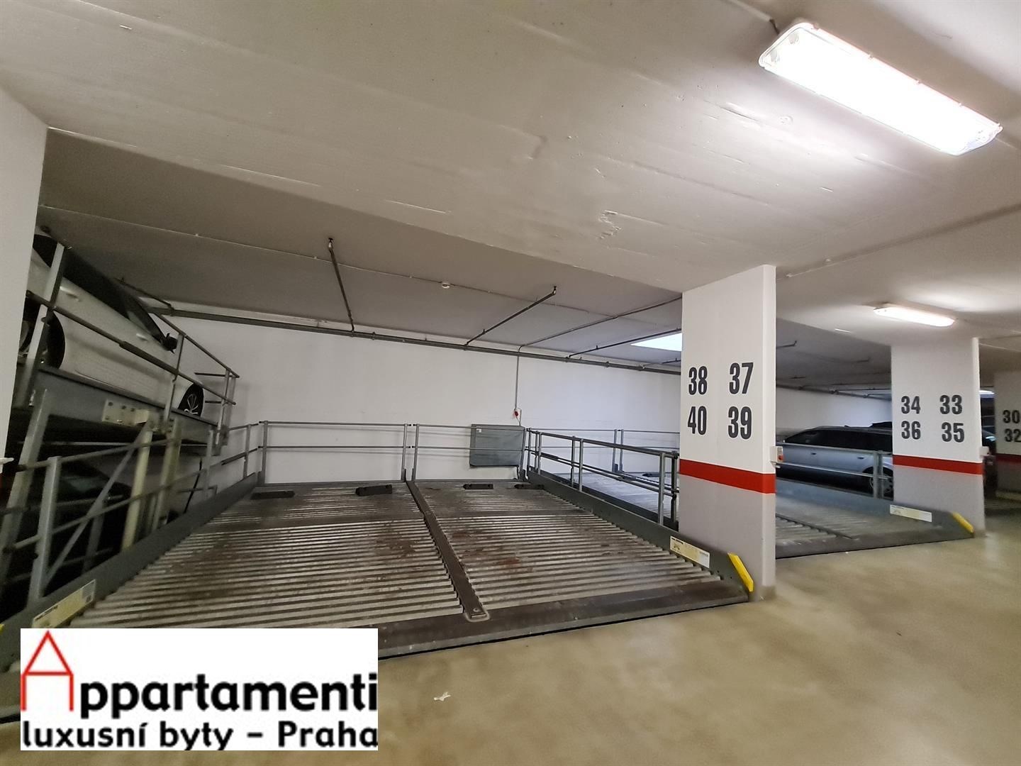 Affittasi posto machina - impilatore di parcheggio a Praga 5