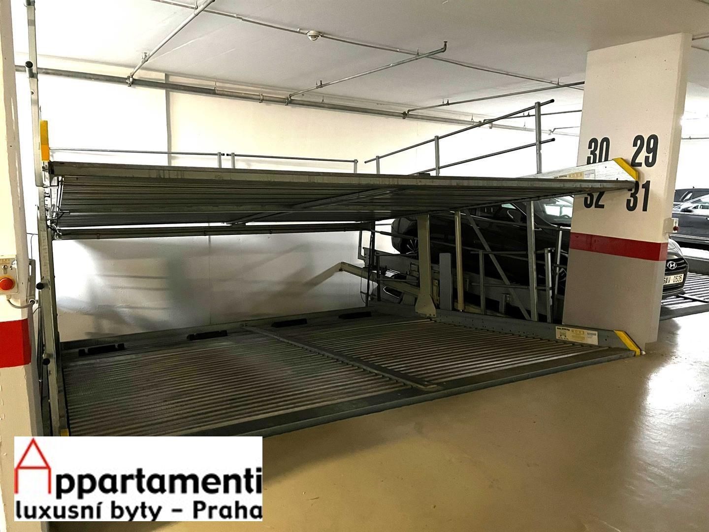 Affittasi posto machina - impilatore di parcheggio a Praga 5